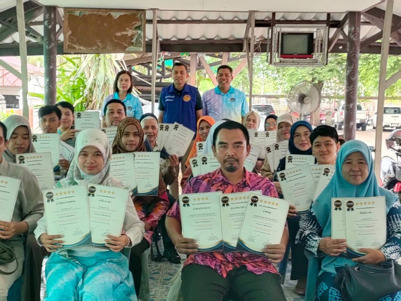 สำนักงานพัฒนาชุมชนอำเภอเมืองนราธิวาสกิจกรรมมอบประกาศดาวคัดสรร OTOP ประจำปี 2567 อำเภอเมืองนราธิวาส จังหวัดนราธิวาส วันที่ 22 มกราคม 2568