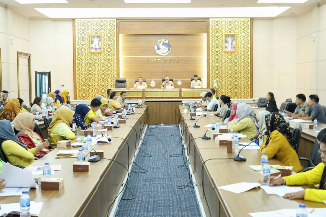 สำนักงานพัฒนาชุมชนอำเภอเมืองนราธิวาส ดำเนินโครงการประชุมเชิงปฏิบัติการผู้จัดเก็บข้อมูล จปฐ.ประจำปี 2568 ด้วยเครื่องมืออิเล็กทรอนิกส์วันที่ 20 มกราคม 2568