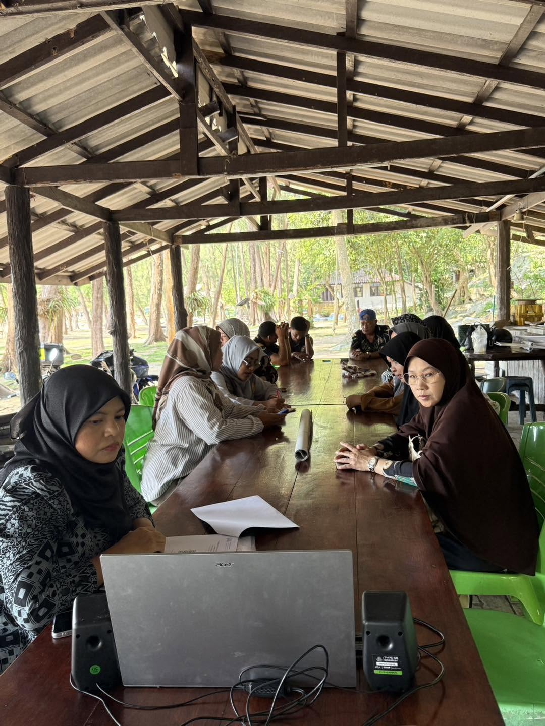 สำนักงานพัฒนาชุมชนอำเภอเมืองนราธิวาส ร่วมประชุมเตรียมขับเคลื่อนโครงการส่งเสริมการท่องเที่ยวเชิงสร้างสรรค์ มุ่งเน้นการผลิตสื่อประชาสัมพันธ์เพื่อโปรโมทแหล่งชุมชนท่องเที่ยว OTOP นวัตวิถี 